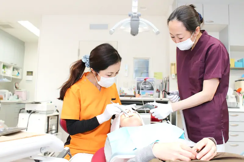医師が歯の治療をしている様子