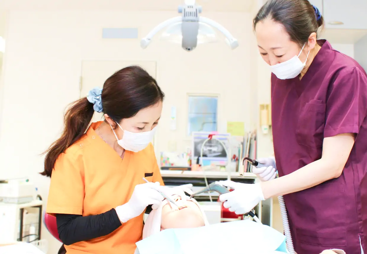 ひまわり歯科のスタッフの女性２名